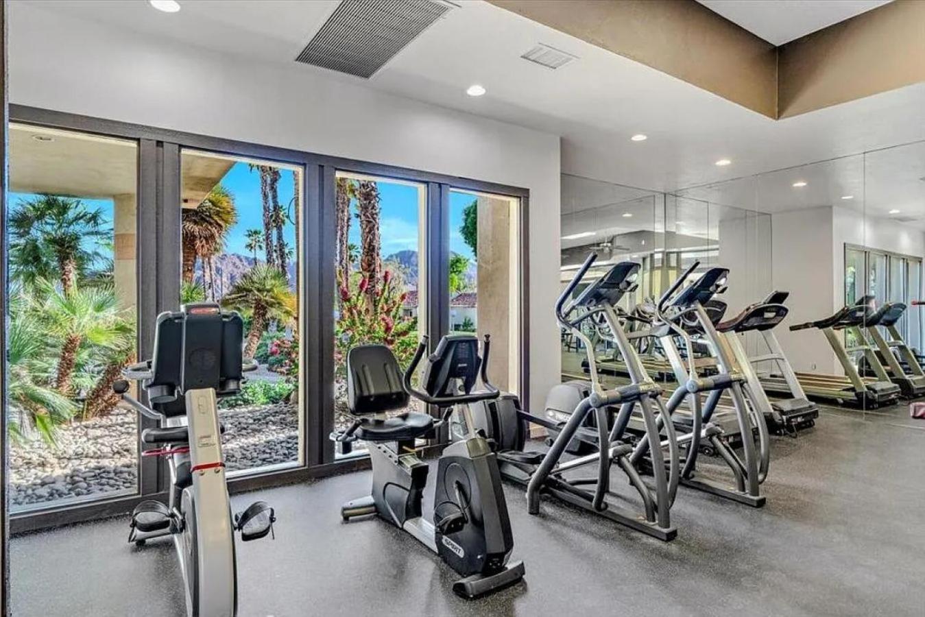 Desert Breezes Resort Palm Desert Exterior photo